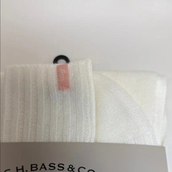 G.H. Bass & Co. Cozy White Winter Set - Picture 4 of 8